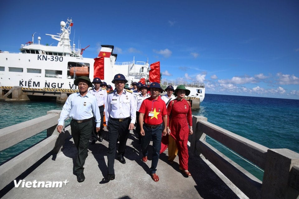 The delegation then visited Truong Sa Island. (Photo: Huy Khanh/Vietnam+)