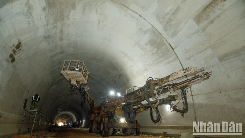 ドンダン・チャリン高速道路建設現場での祭りの向こう側の工事、写真2