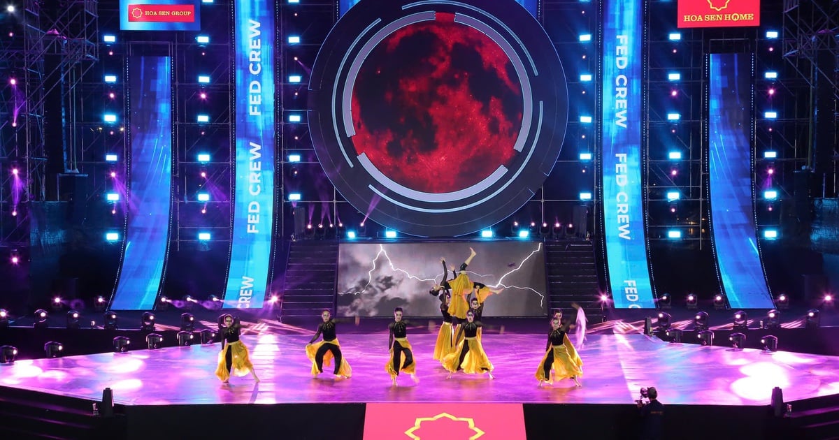 អ្នកទស្សនាជាង 20,000 នាក់បានអបអរសាទរចំពោះសមរភូមិរបាំដ៏អស្ចារ្យនៅ Da Lat