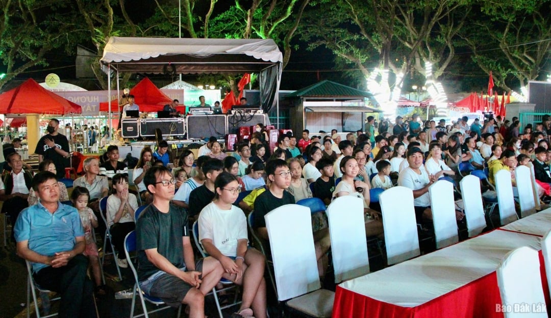 Chương trình thu hút đông đảo người dân và du khách tham gia.
