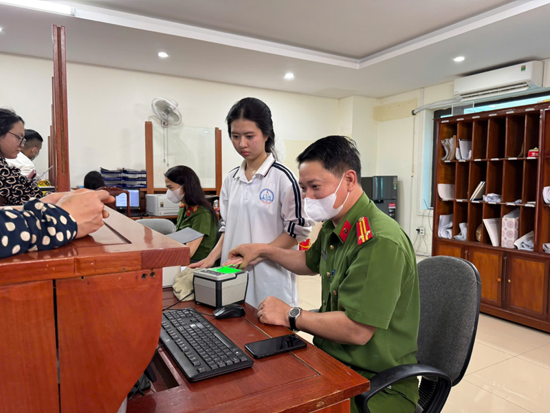 កិច្ចខិតខំប្រឹងប្រែងក្នុងការចេញប័ណ្ណសម្គាល់អត្តសញ្ញាណអេឡិចត្រូនិក និងគណនីក្នុងអំឡុងពេលថ្ងៃឈប់សម្រាកថ្ងៃទី 30 ខែមេសាដល់ថ្ងៃទី 1 ខែឧសភា