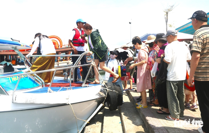 Nhiều tuyến đường ở Nha Trang đông nghẹt xe, du khách ùn ùn đổ về bến tàu du lịch - Ảnh 5.