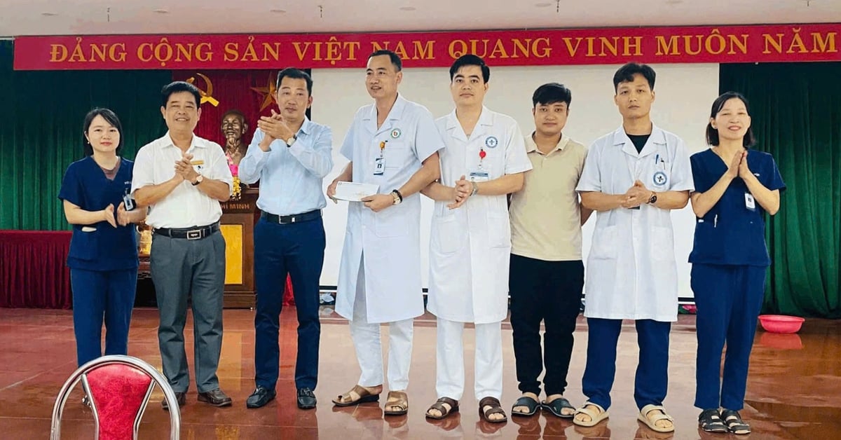 ផ្តល់រង្វាន់ដល់ក្រុមគ្រូពេទ្យដែលត្រូវបានវាយដំ ប៉ុន្តែនៅតែជួយសង្គ្រោះអ្នកជំងឺអាយុ 12 ឆ្នាំដោយឆក់អាណាហ្វីឡាក់ទិច
