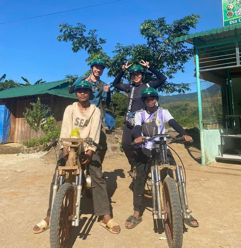 Chị Nhi thành lập tổ xe thồ để đưa khách du lịch đi tham quan, tạo thêm nguồn thu nhập cho người dân địa phương trong làng. (Ảnh trong bài: Trọng Triển)