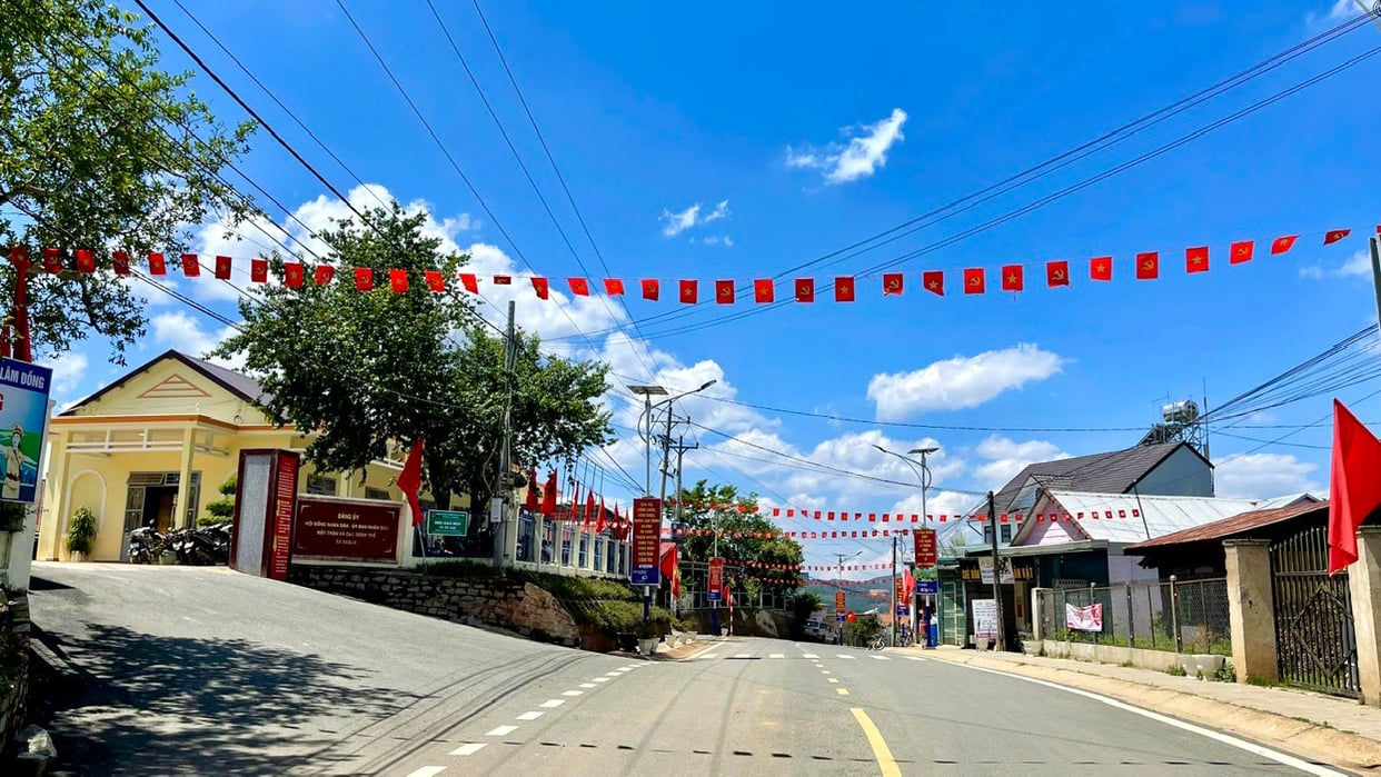 Những tuyến đường cờ, hoa rực rỡ tại các xã vùng sâu, vùng xa huyện Lạc Dương hòa chung không khí chào mừng 50 năm ngày đất nước thống nhất