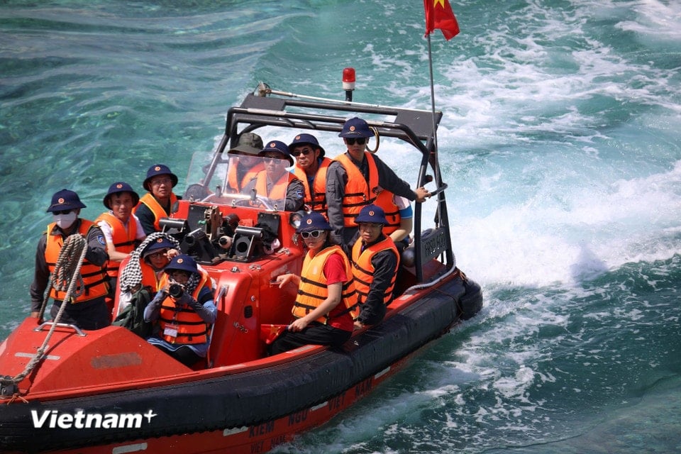 During this voyage, the delegates visited and worked at the islands of Da Thi, Sinh Ton, Len Dao, Co Lin, Da Tay A, Truong Sa and the DKI/8 Que Duong platform. (Photo: Huy Khanh/Vietnam+)