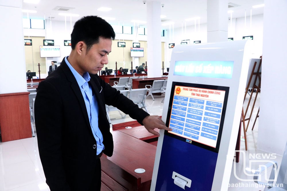 Nâng cao năng lực cạnh tranh thu hút đầu tư, thời gian qua, tỉnh tăng cường chỉ đạo các sở, ban, ngành đẩy mạnh cải cách thủ tục hành chính. Trong ảnh: Người dân lấy số thực hiện thủ tục hành chính tại Trung tâm Phục vụ hành chính công.
