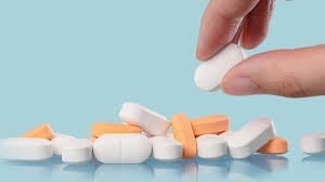 Chân sưng đau sau khi hàn khớp có thể uống thuốc giảm đau kéo dài được không?