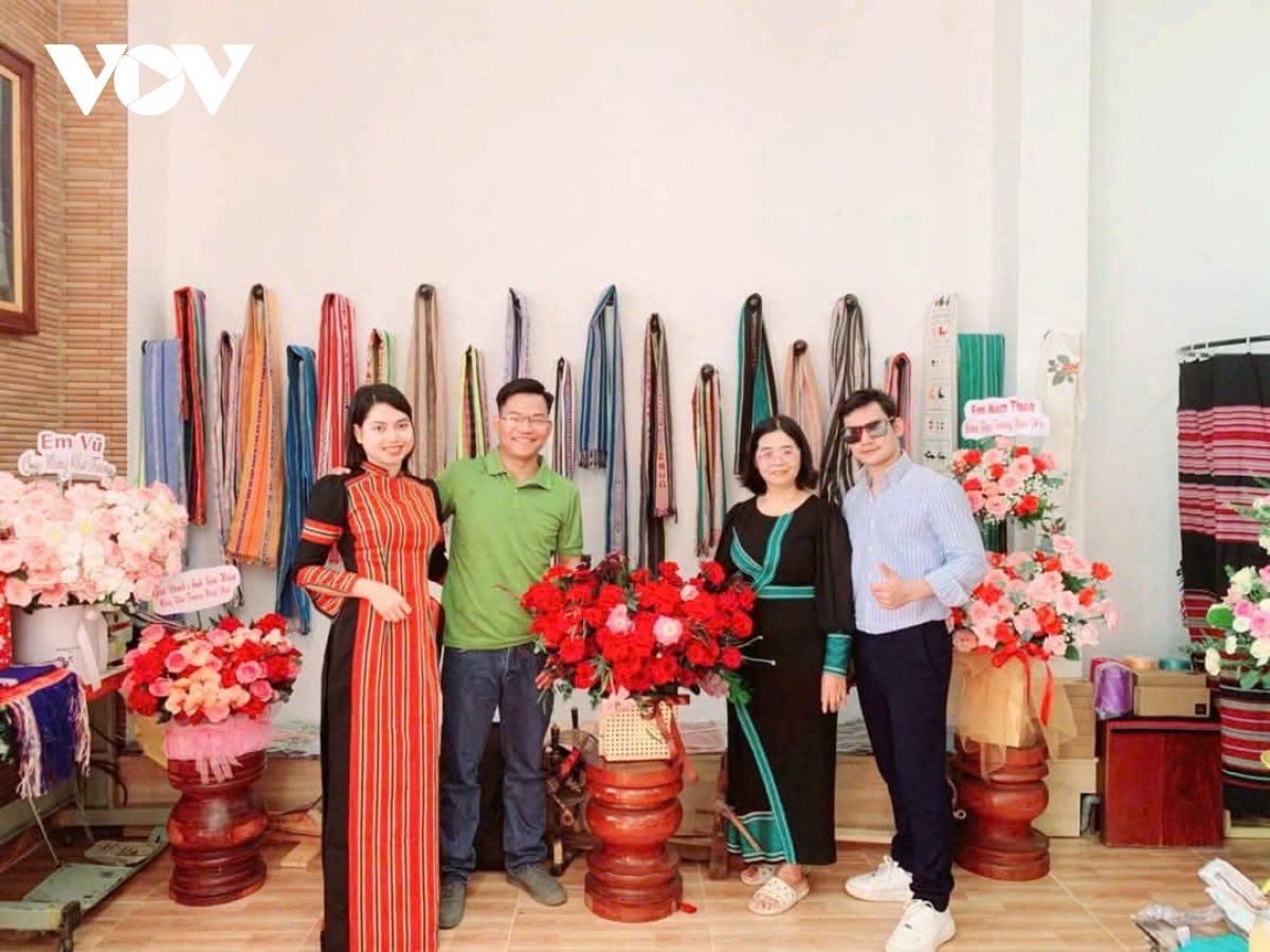 bac nam sum hop va cau chuyen doan ket de thanh cong o cac buon lang Dak lak hinh anh 4