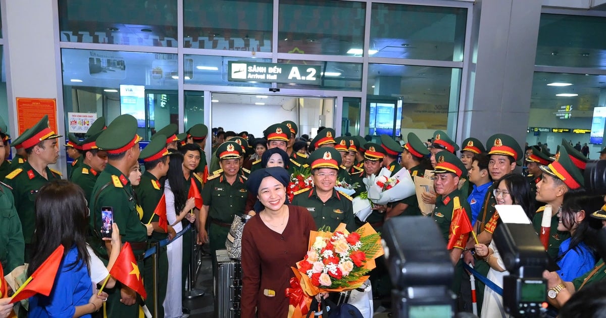 Military Region 4 and Nghe An province welcome officers and soldiers who have completed their parade and marching missions back home.