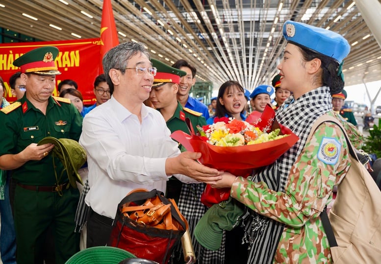 TPHCM tiễn các lực lượng tham gia diễu binh, diễu hành trở về đơn vị- Ảnh 1.