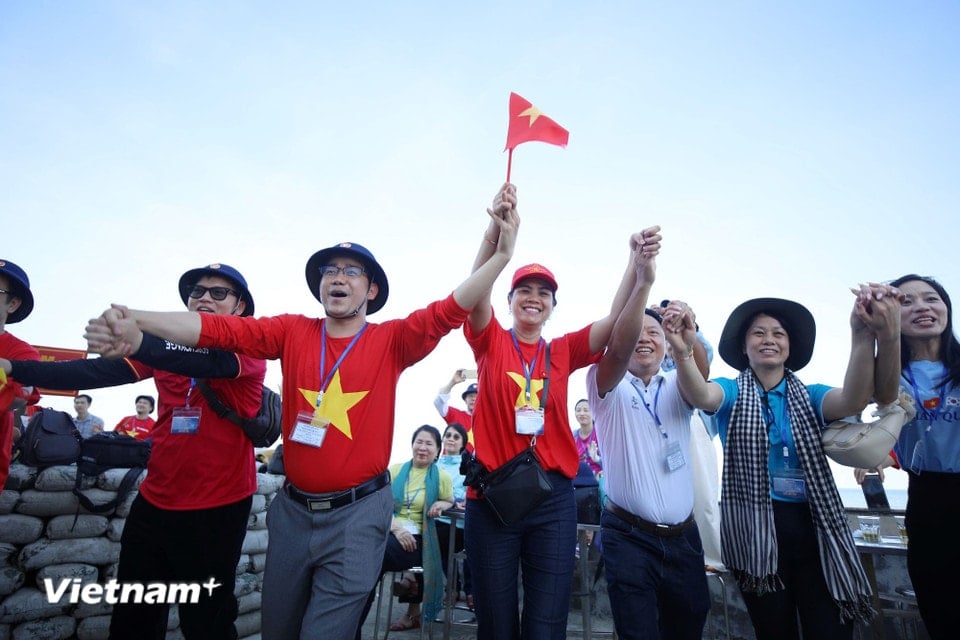 Here, the delegates had emotional experiences and interacted with officers and soldiers on the island. (Photo: Huy Khanh/Vietnam+)