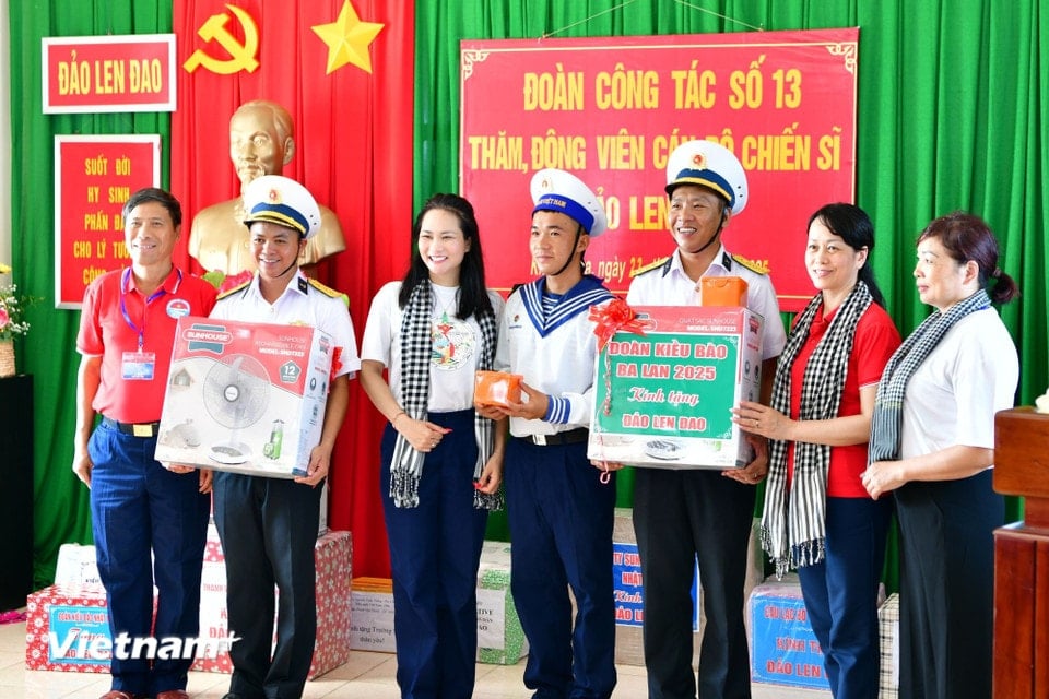 Overseas Vietnamese present gifts to officers and soldiers of DK1/8 Platform. (Photo: Huy Khanh/Vietnam+)