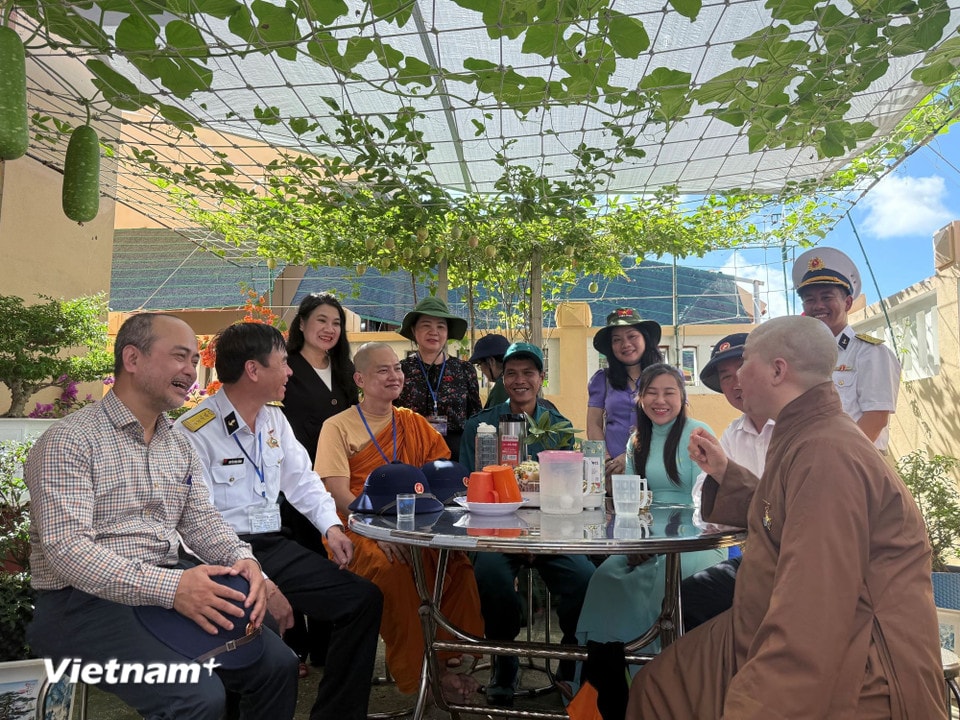 Delegation members visit families on the island. (Photo: Huy Khanh/Vietnam+)