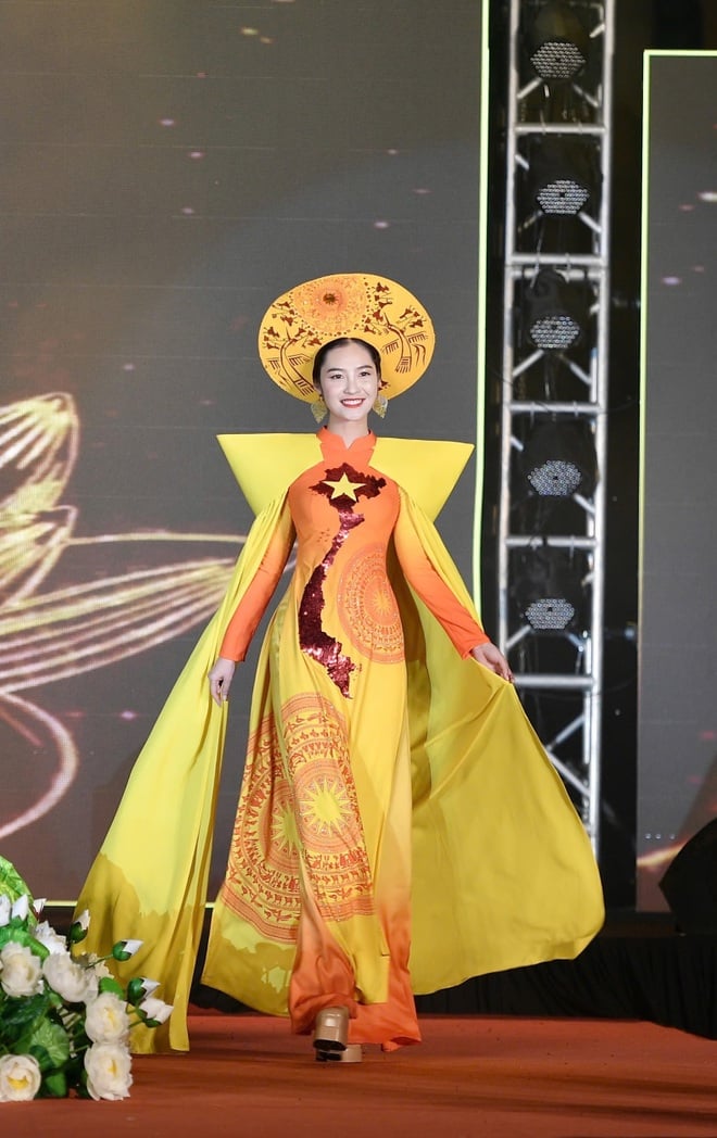 Hoa hậu Nông Thúy Hằng trình diễn áo dài lấy cảm hứng từ dáng hình đất nước - 1