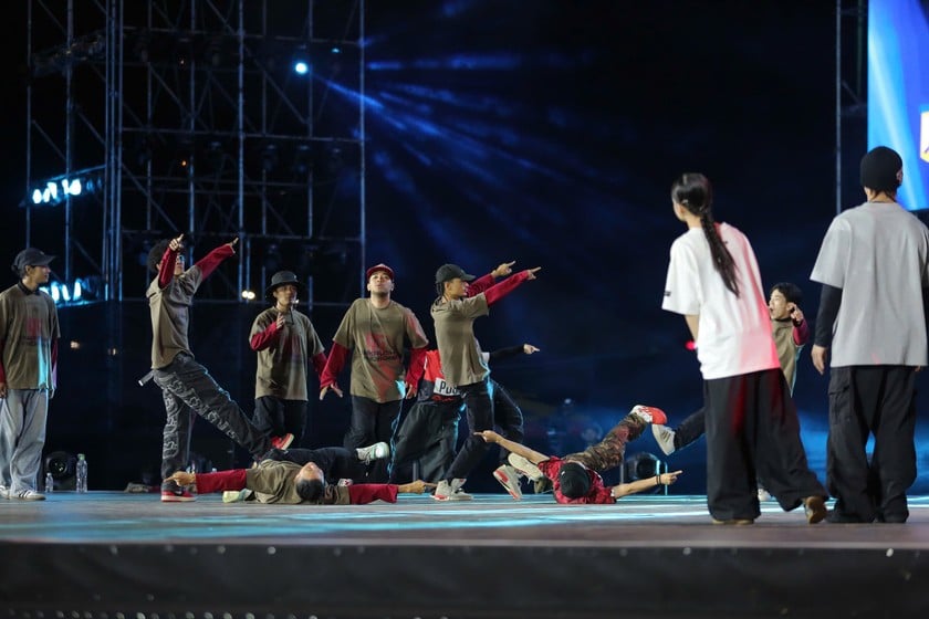 KALLUS “so găng” với BZONE DANCE GROUP.