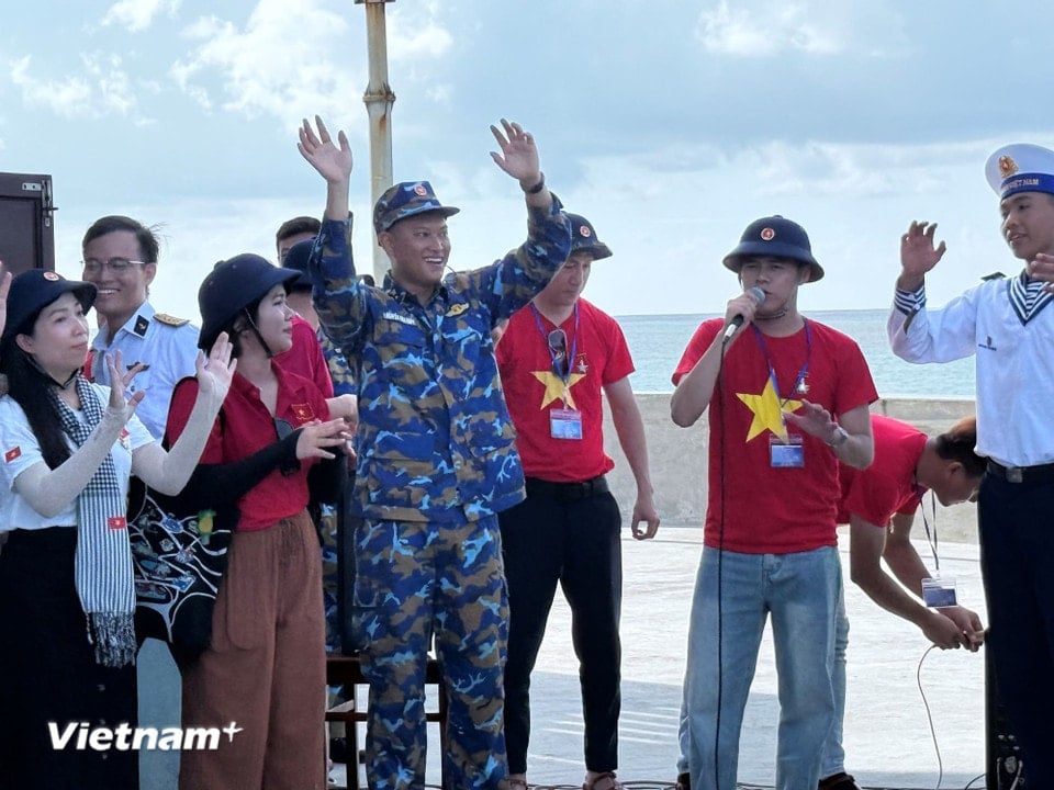 Members of the delegation interacted with soldiers on the island. (Photo: Huy Khanh/Vietnam+)
