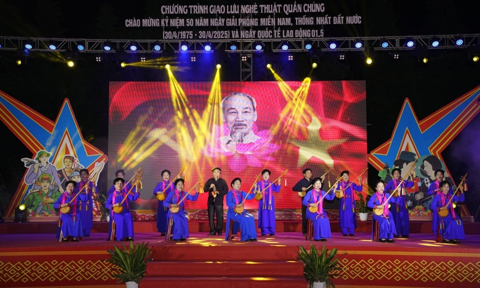 Giao lưu nghệ thuật quần chúng Chào mừng kỷ niệm 50 năm Ngày Giải phóng miền Nam và ngày Quốc tế lao động - Báo và Đài Phát thanh Truyền hình Lạng Sơn