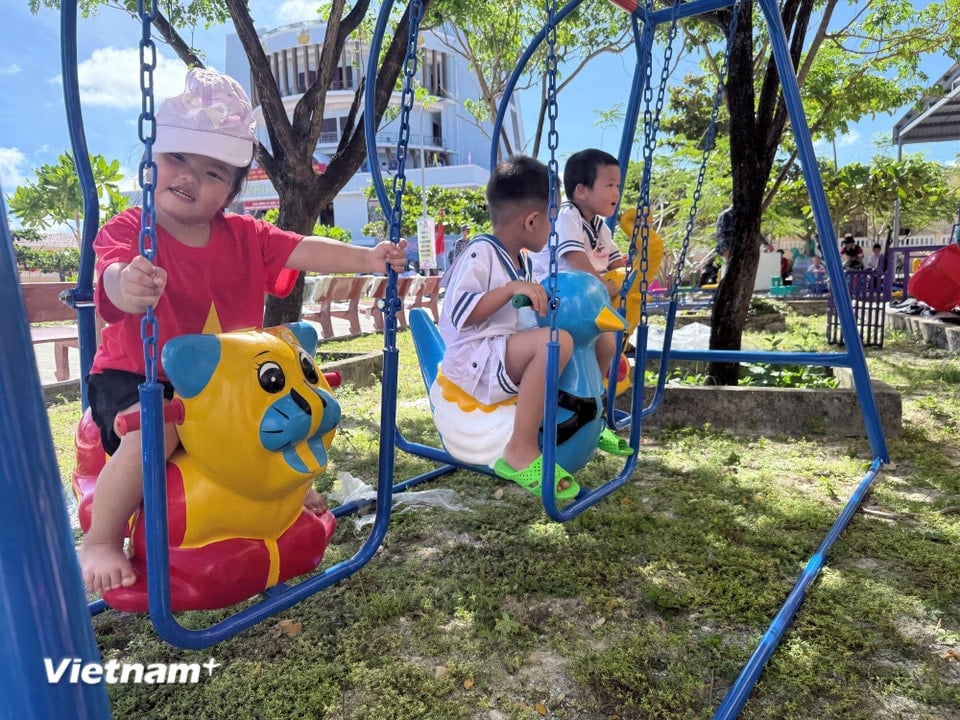 ...bringing a playground for children on Da Tay A Island. (Photo: Huy Khanh/Vietnam+)