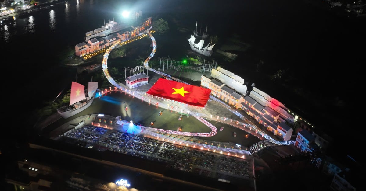 Drapeau rouge de 700 m² avec étoile jaune célébrant la réunification nationale déployé à Hoi An