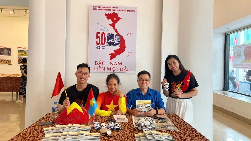 Triển lãm "Tự hào một dải non sông" tạo sức hút mạnh mẽ dịp nghỉ lễ tại Hà Nội