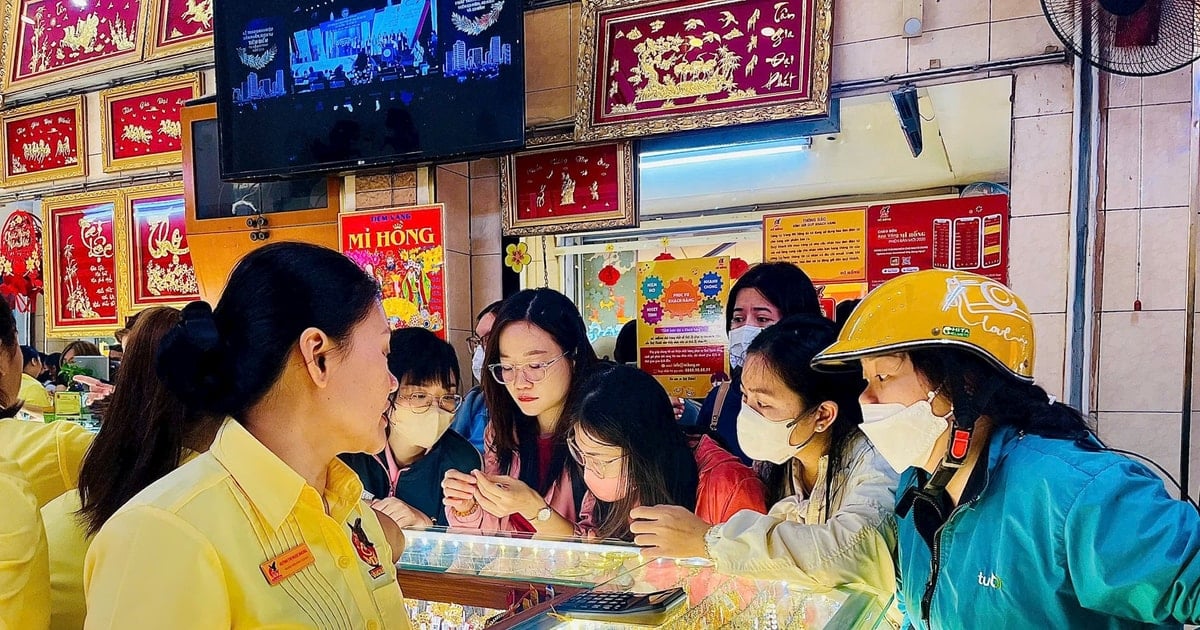 Giá vàng hôm nay 2/5/2025: Giá vàng trong nước và thế giới giảm mạnh do lực bán ra mạnh