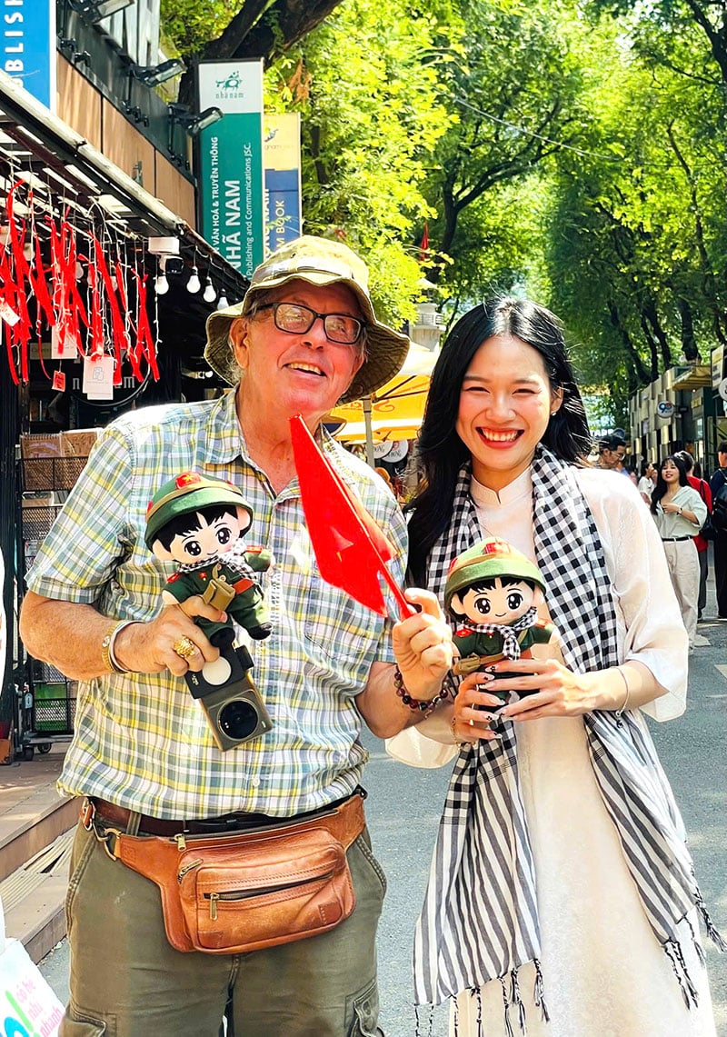 Du khách quốc tế trò chuyện cùng bạn trẻ Việt Nam tại Đường Sách Thành phố Hồ Chí Minh. Ảnh: Nguyễn Ngọc Mai Phương 