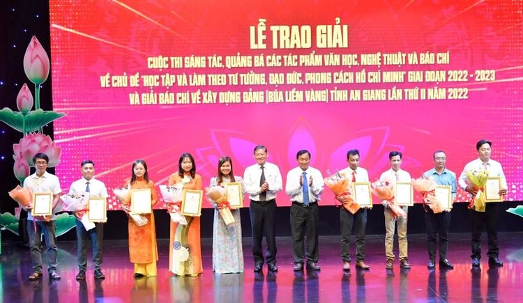Chuẩn bị tổng kết, trao giải cuộc thi học tập Bác Hồ, Bác Tôn