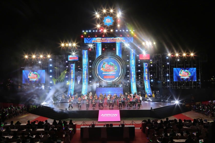 8 đội thi Bảng quốc tế.