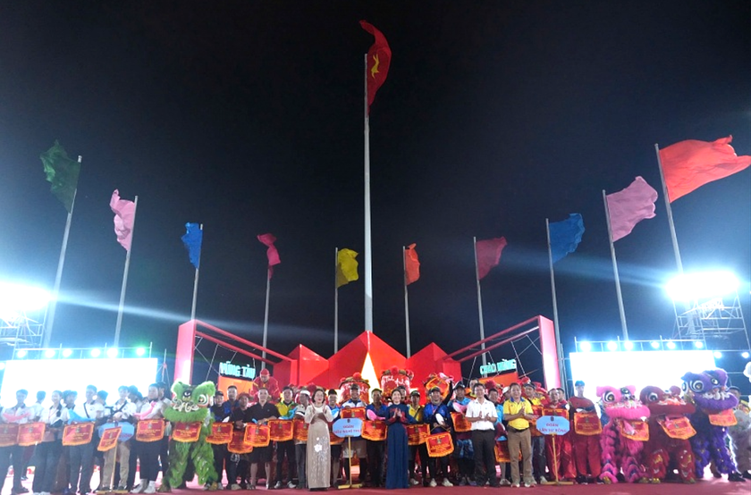 Bà Trần Thị Thu Hiền tặng cờ lưu niệm cho các đơn vị, VĐV tham gia thi đấu, trình diễn tại ba sự kiện thể thao tổ chức tại TP Vũng Tàu.