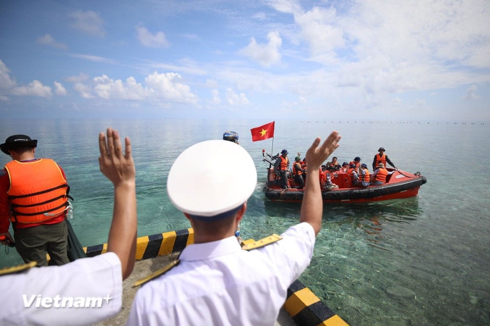 After the exchange, the delegation left the island to continue their meaningful journey. (Photo: Huy Khanh/Vietnam+)