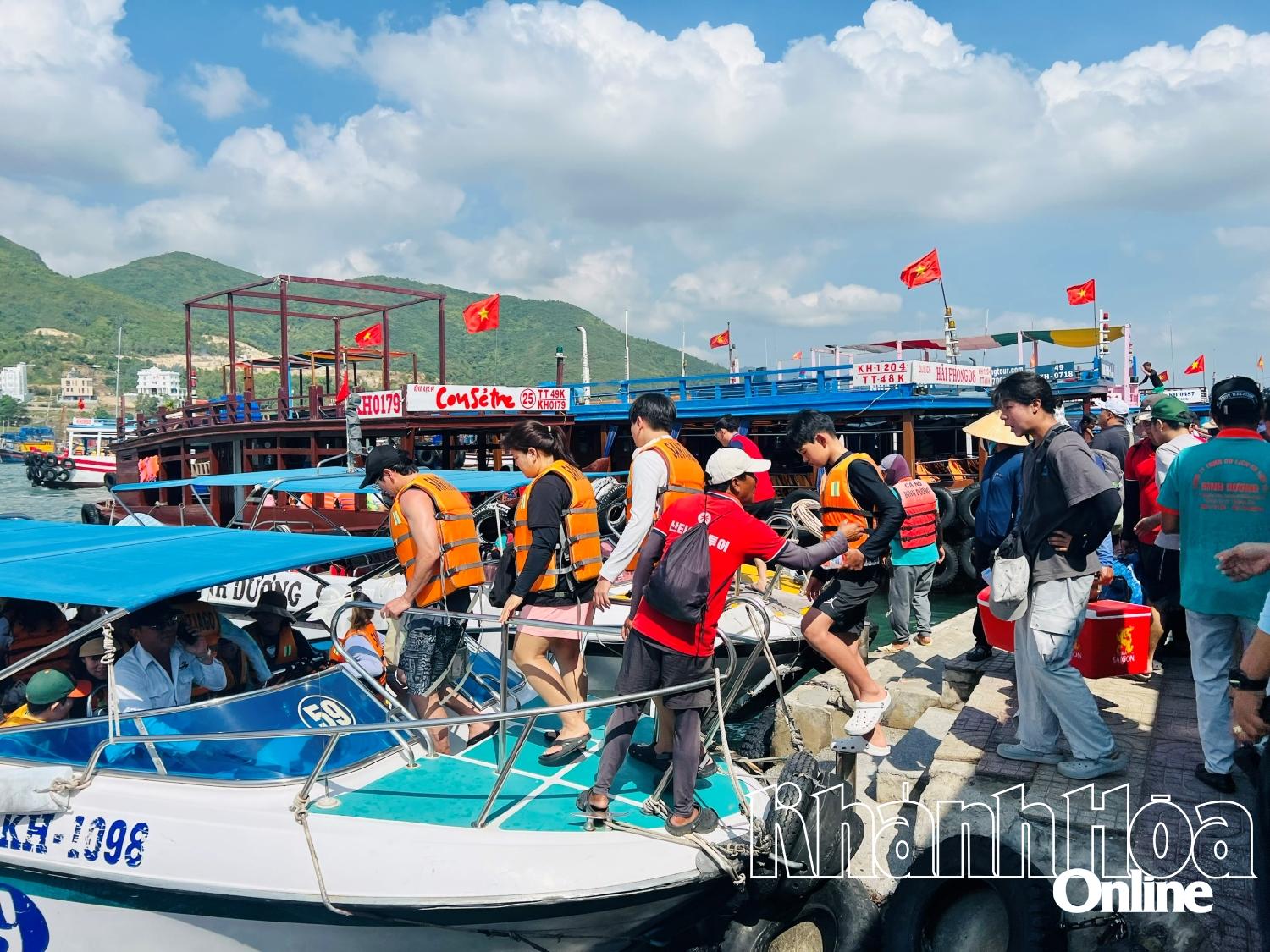 Tourists flock to Nha Trang for island tours