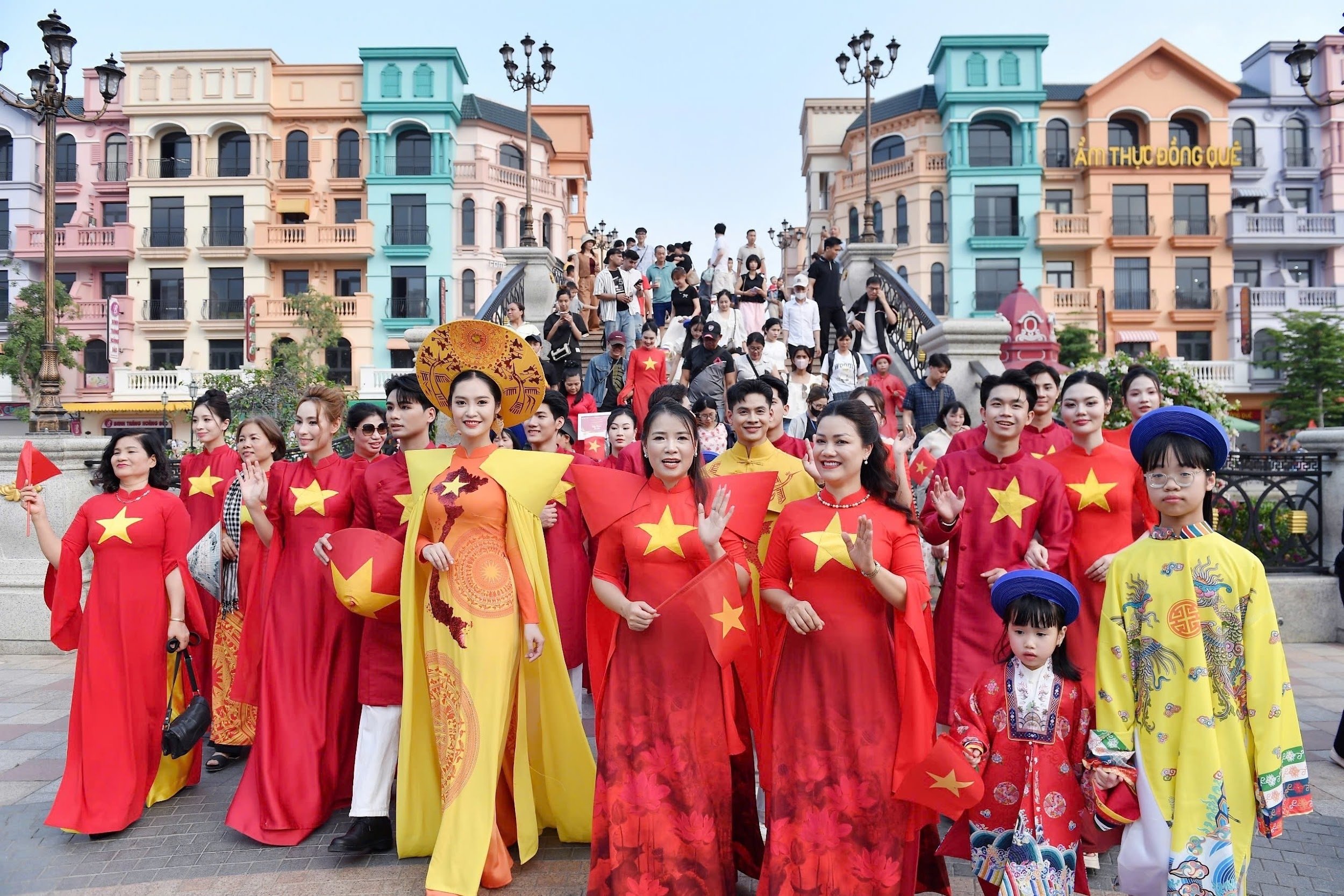 Hoa hậu Nông Thúy Hằng trình diễn áo dài lấy cảm hứng từ dáng hình đất nước - 7