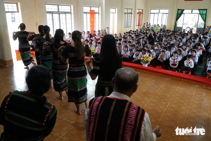 Những tiết học ngoại khóa rộn ràng cùng tiếng cồng chiêng M'nông - Ảnh 2.
