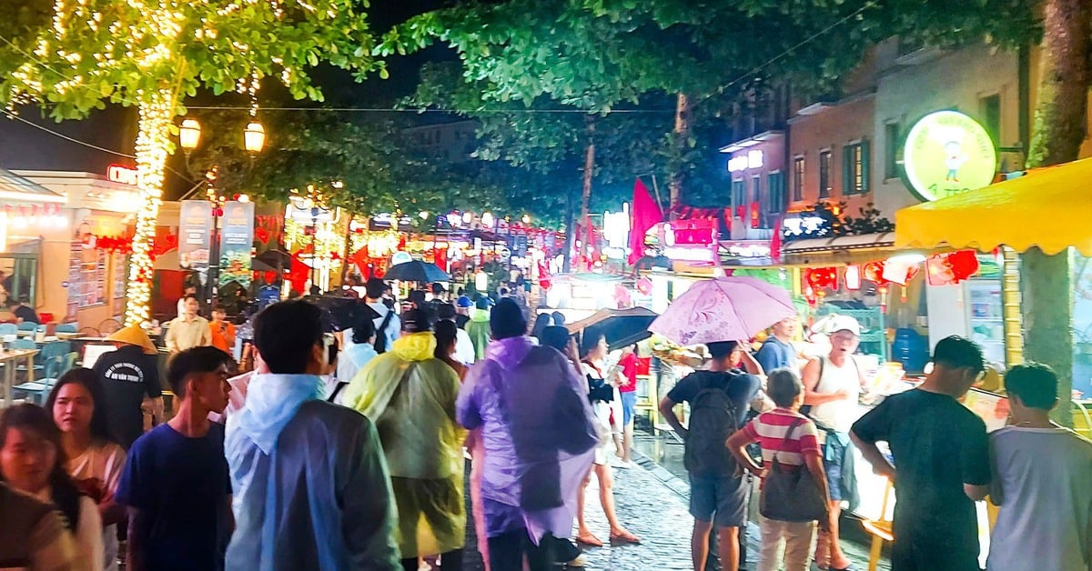 관광객들은 푸꾸옥에서 4월 30일을 기념하기 위해 우산을 들고 비옷을 입습니다.