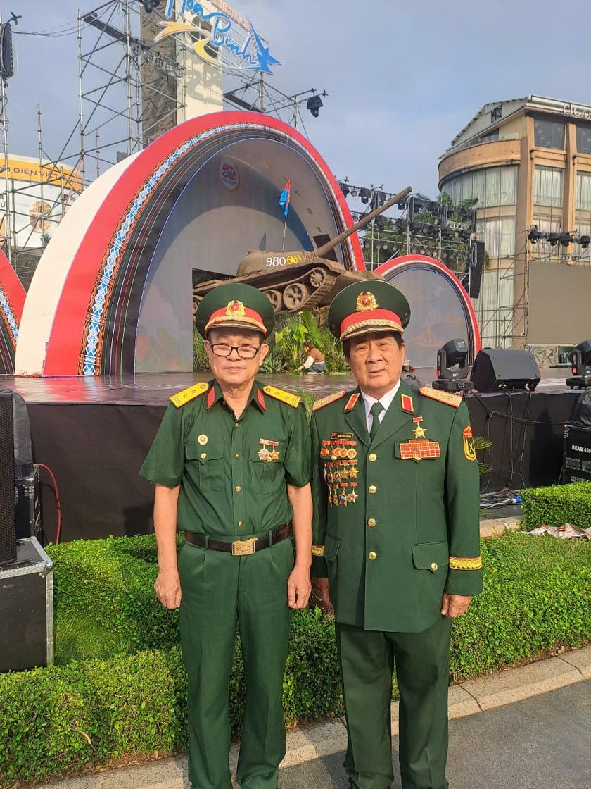 Trung úy Đặng Văn Phong (bên trái) và Trung tướng Anh hùng Đoàn Sinh Hưởng - Trưởng Ban liên lạc CCB Lữ đoàn 273 (nay là Lữ đoàn Tăng thiết giáp 273) bên chiếc xe tăng 980 huyền thoại. (Ảnh: NVCC)