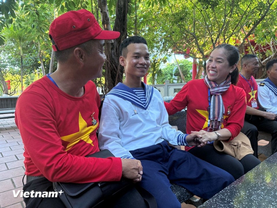 Overseas Vietnamese visit and encourage officers and soldiers on Truong Sa island. (Photo: Huy Khanh/Vietnam+)