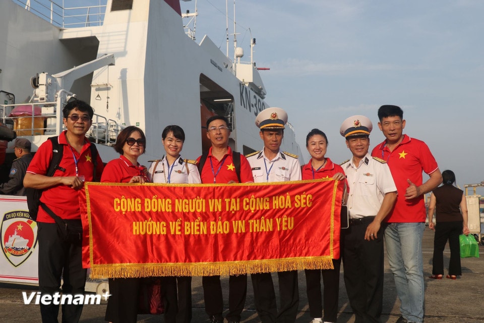 Members of the delegation took a souvenir photo before entering the cruise.