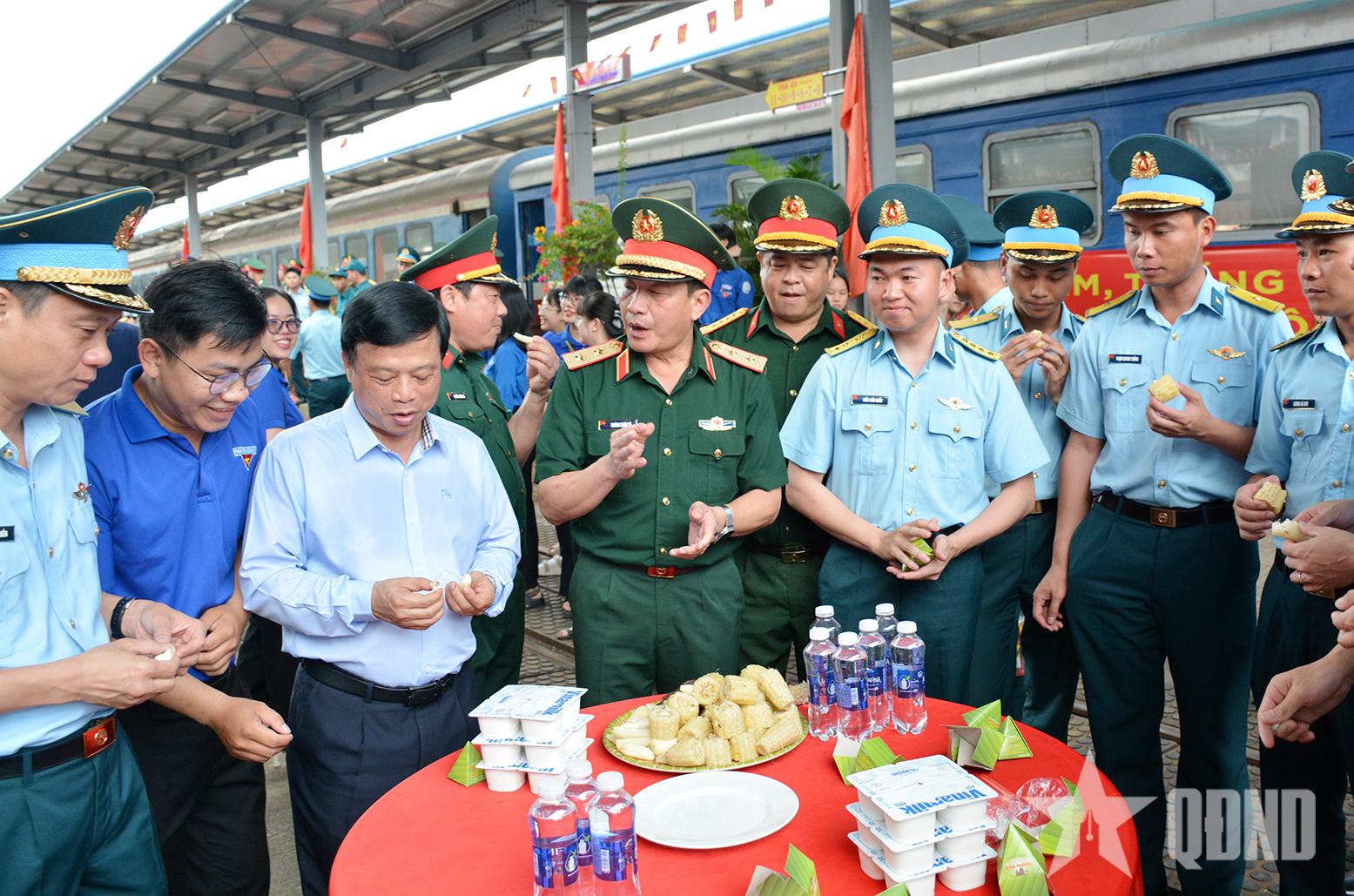 Đoàn diễu binh, diễu hành hành quân về đơn vị được chào đón nồng nhiệt tại ga Diêu Trì