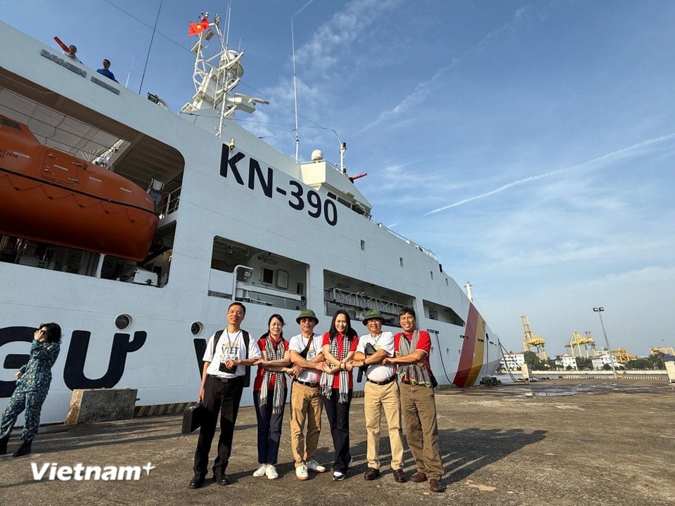 Members of the working group took a souvenir photo before embarking on the voyage. (Photo: Huy Khanh/Vietnam+)
