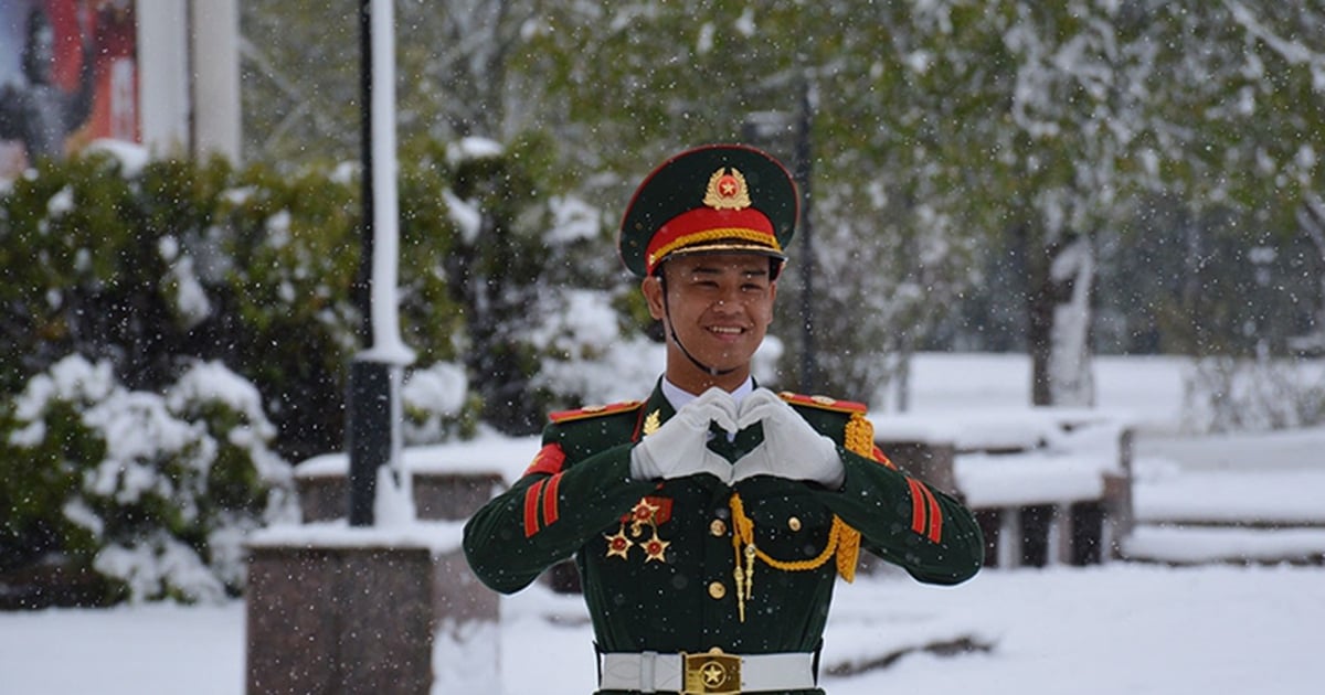 El ejército vietnamita practica un desfile en la Plaza Roja bajo la nieve.