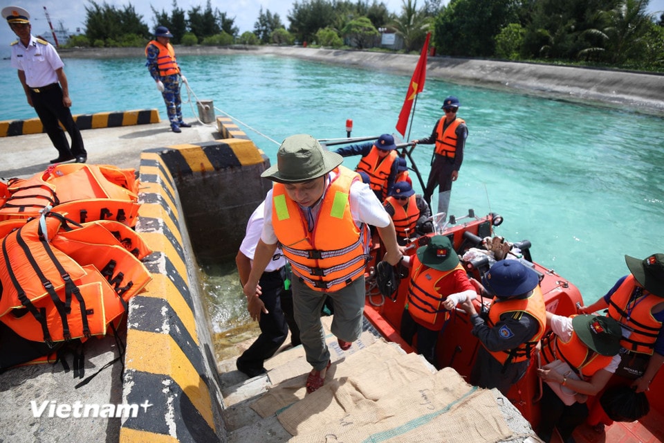 After Da Thi Island, delegates of working group No. 13 moved to Sinh Ton Island. (Photo: Huy Khanh/Vietnam+)