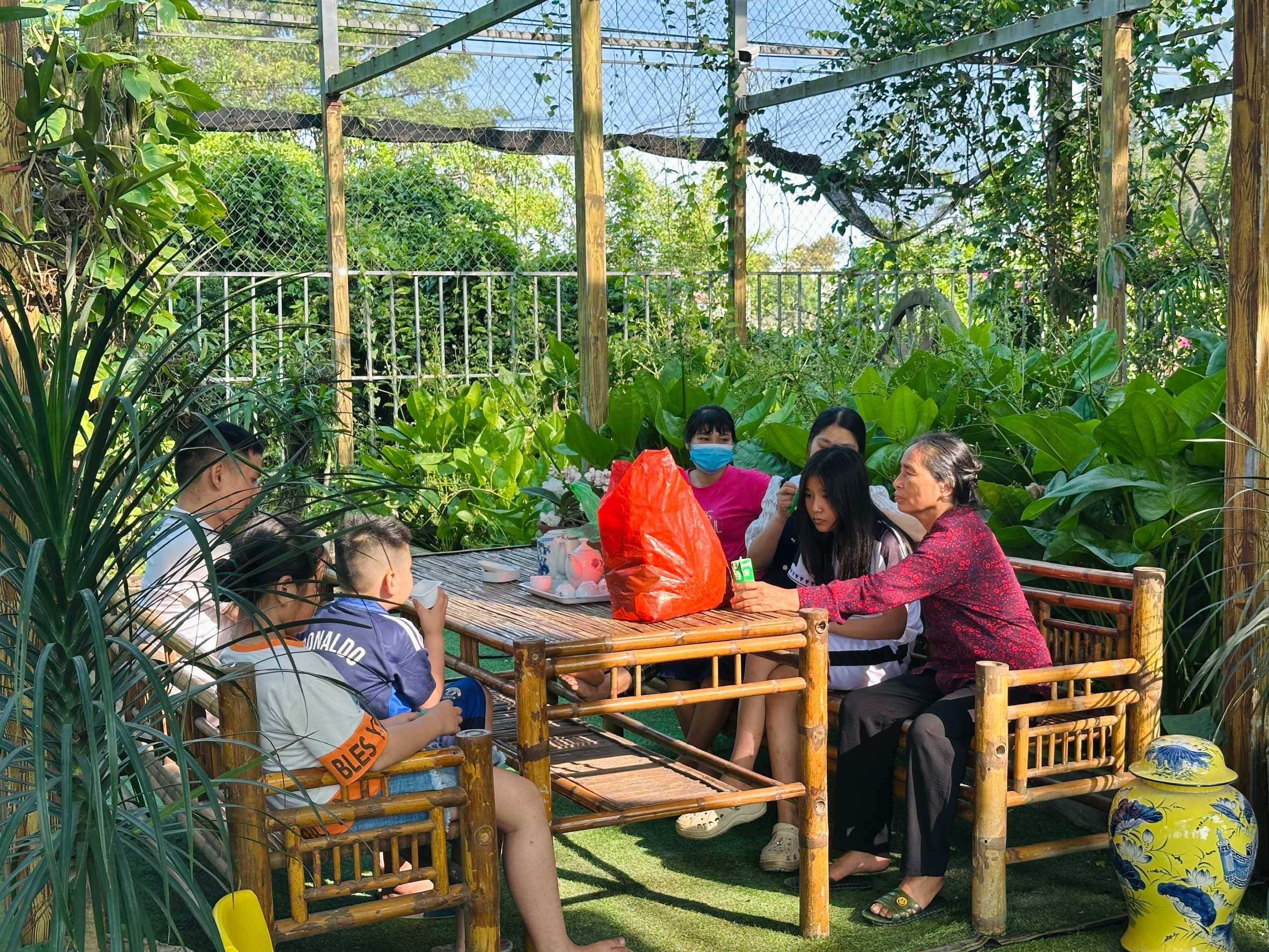 Người dân tận hưởng kỳ nghỉ xanh ngay trong thành phố