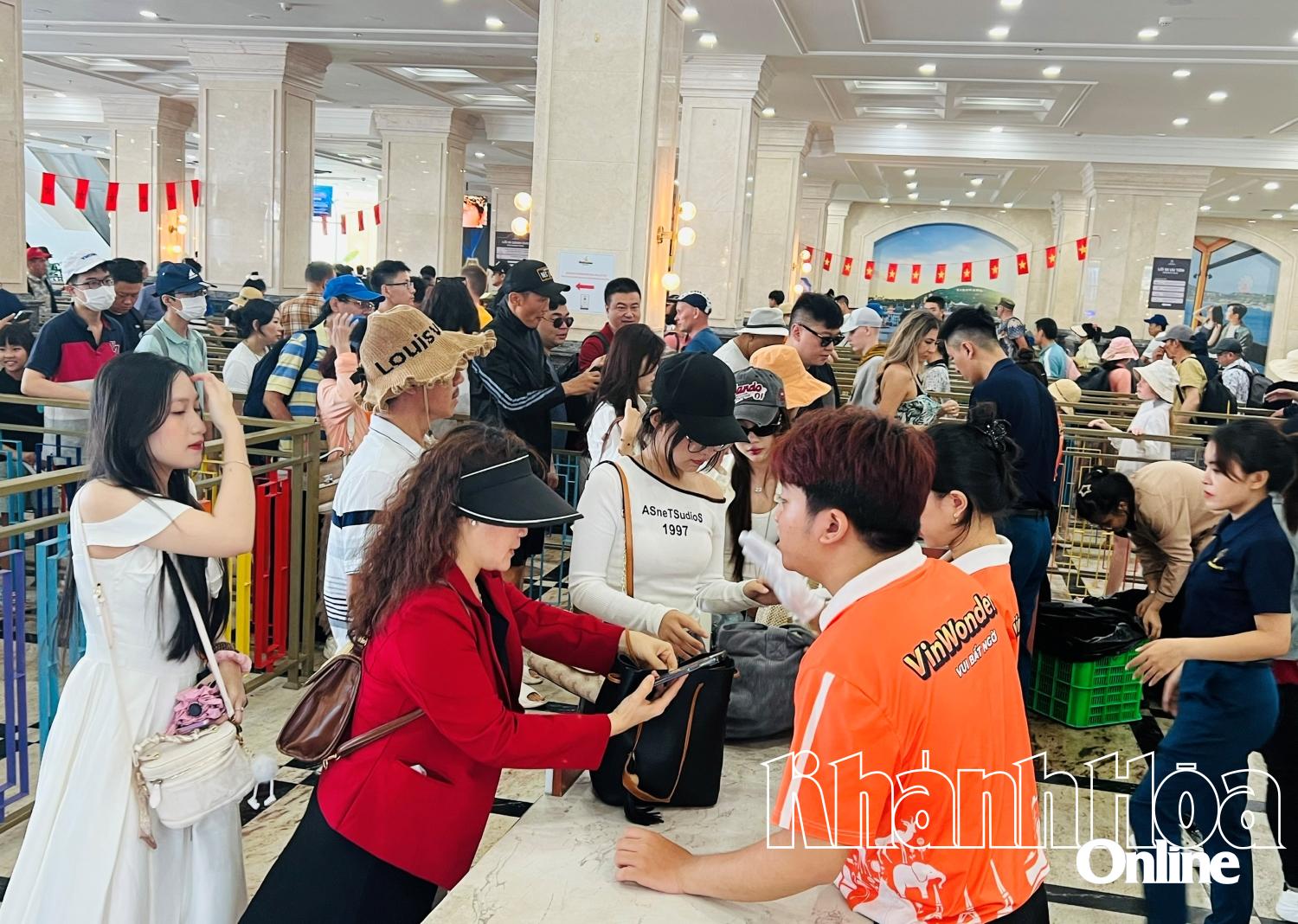 Nhân viên VinWondesr Nha Trang hướng dẫn khách lên cáp treo để qua đảo