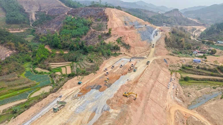 Công trường không nghỉ Lễ và những bữa cơm ăn vội trên cao tốc Bắc-Nam - Ảnh 5.