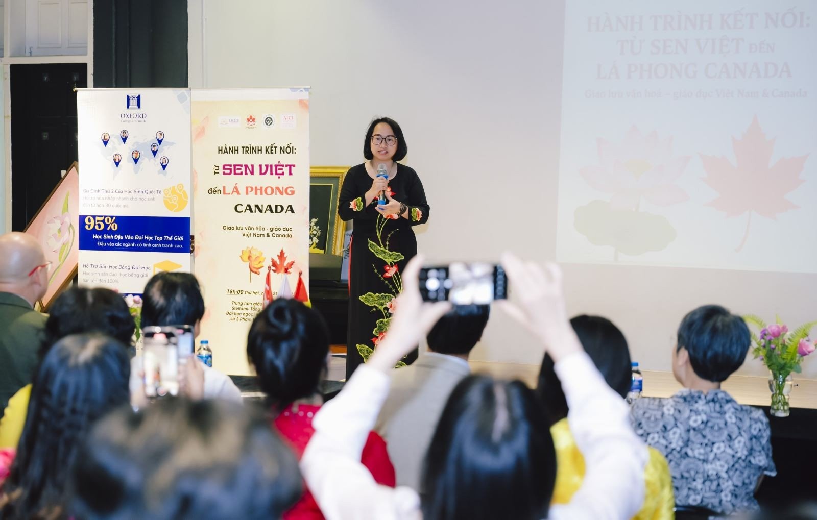 Bà Phan Thị Quỳnh Trang, Giám đốc sáng lập CVCEC phát biểu tại Hội thảo Hành trình kết nối: Từ Sen Việt tới Lá Phong Canada.