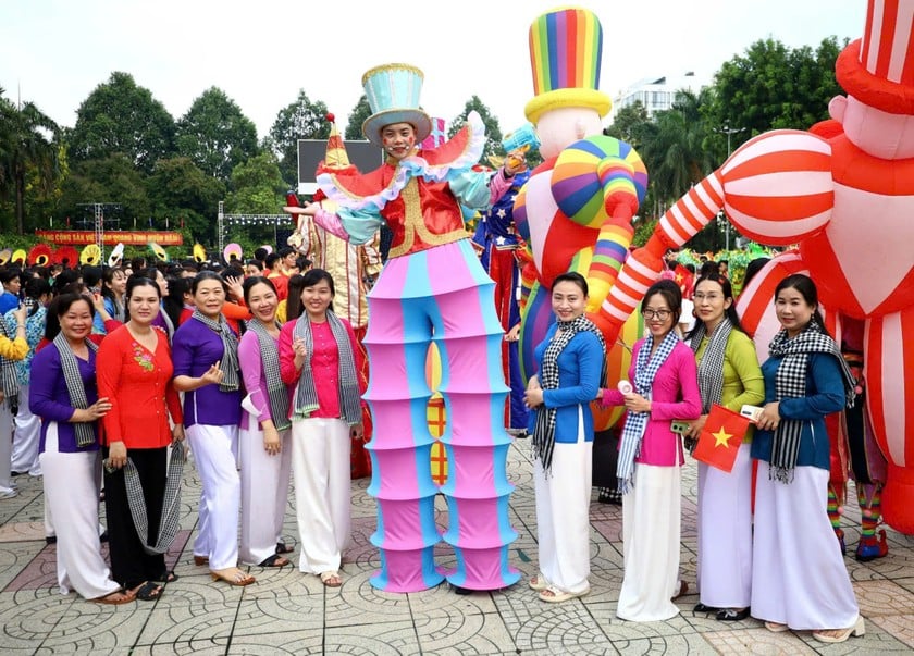Người dân và du khách thích thú hòa mình vào không gian lễ hội
