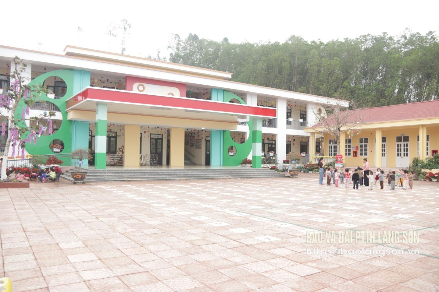 Large photo: The construction of Minh Tien Kindergarten, Huu Lung district was invested in to facilitate teaching and learning, contributing to the completion of school criteria in building new rural areas in the area. Small photo: Construction of a school in Cao Lau commune, Cao Loc district
