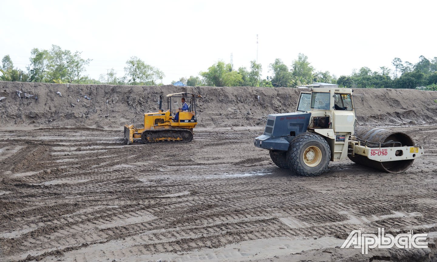 Các nhà thầu đang tập trung gia tải, xử lý nền đất yếu.