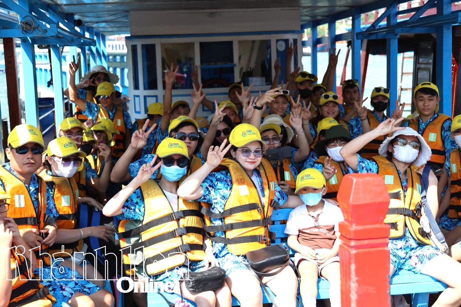Khách du lịch hào hứng khi đi tour tham quan vịnh Nha Trang